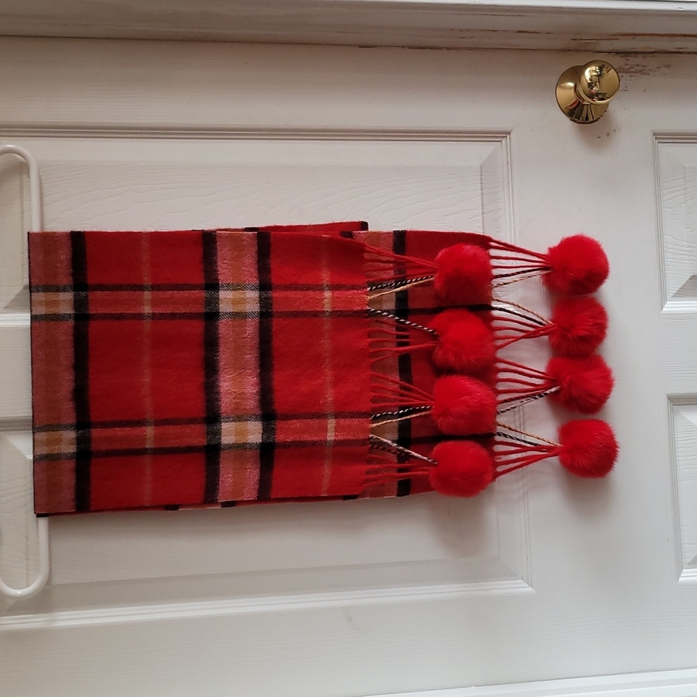 NWOT Macy's Plaid Pompom Scarf - Picture 5 of 10
